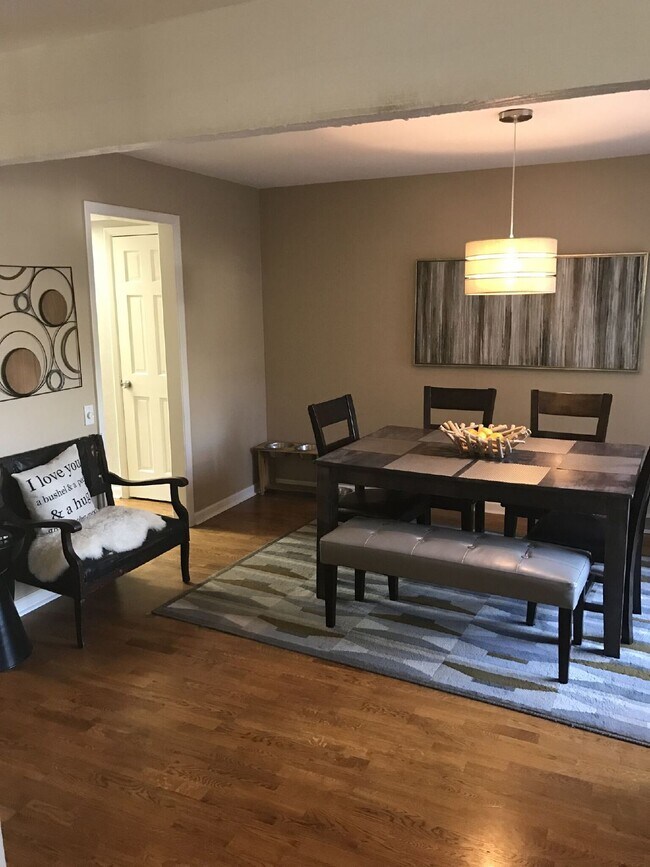 Building Photo - HUGE & ADORABLE 5BR/3.5BA in heart of Willow Creek 2! Available 7/15/26