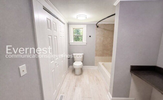 Building Photo - 2 Bed/1 Bath Home with Modern Amenities / Available Now!