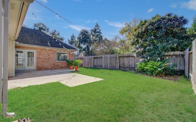 Building Photo - 14806 Flowerwood Dr