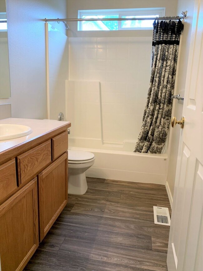 Building Photo - Great 3 bed 2 bath home in downtown Eagle.