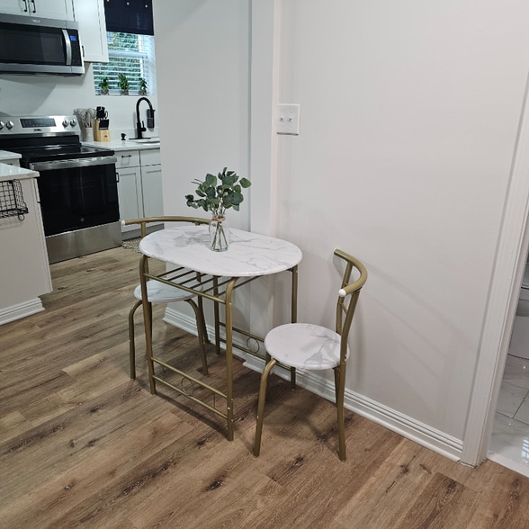 Building Photo - 822 S Kilbourne Rd