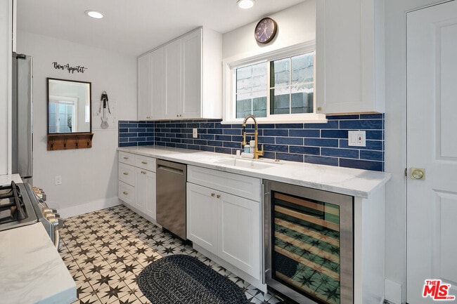 Building Photo - 2059 Laurel Canyon Blvd
