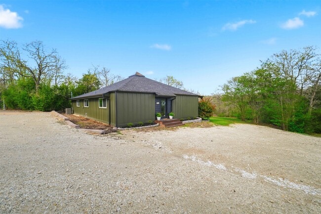 Building Photo - 8052 Perry Ln