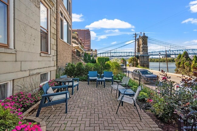 Building Photo - 225 Riverside Dr