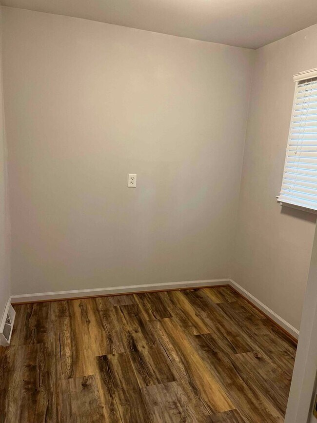 Building Photo - Caroline St. - 3BR / 2BA