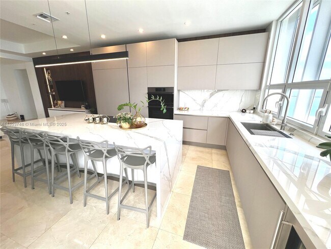 Building Photo - 848 Brickell Key Dr