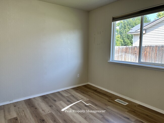 Building Photo - 605 W Mulberry Loop