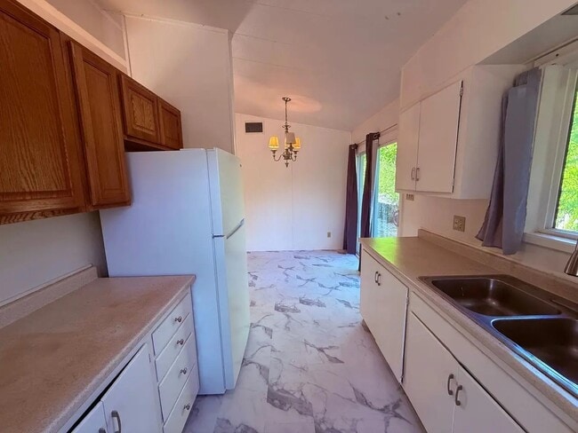 Building Photo - 28 Westwood Way