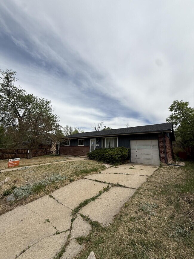 Building Photo - Charming Home Available Now!