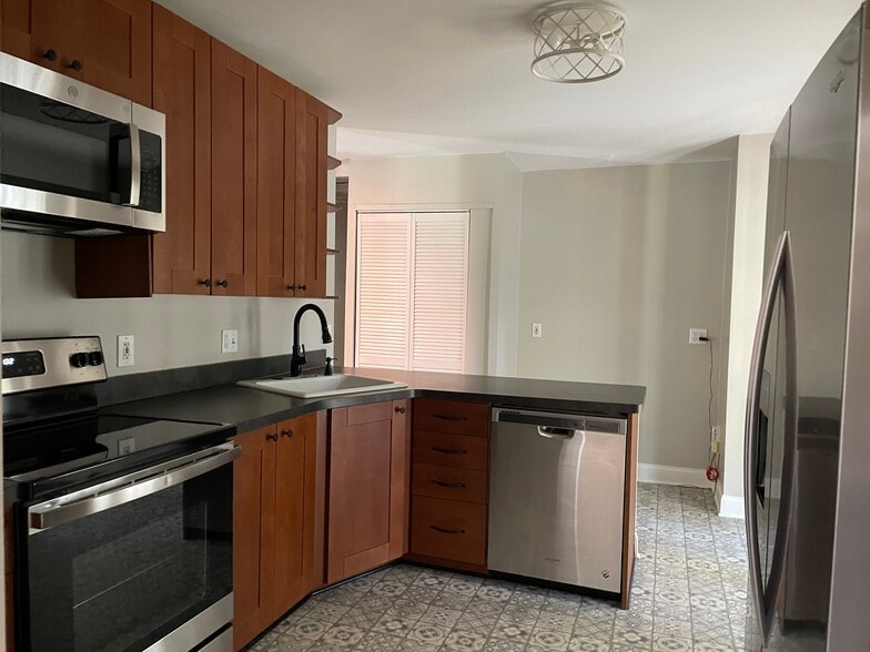 Building Photo - 956 Seville Dr