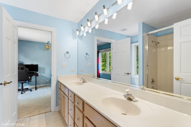Building Photo - 8840 Royal Dr