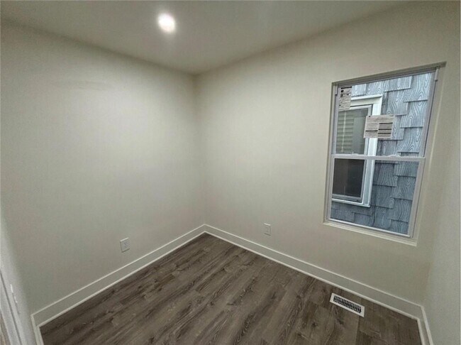 Building Photo - 693 3rd St