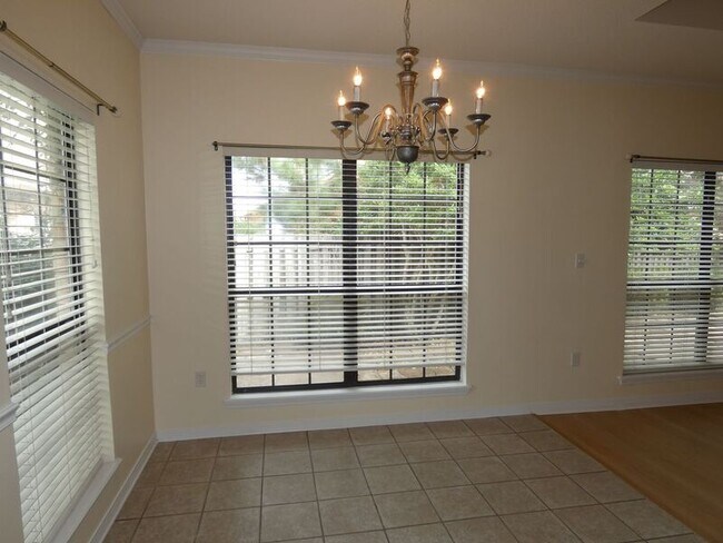 Building Photo - 4161 Longwood Cir