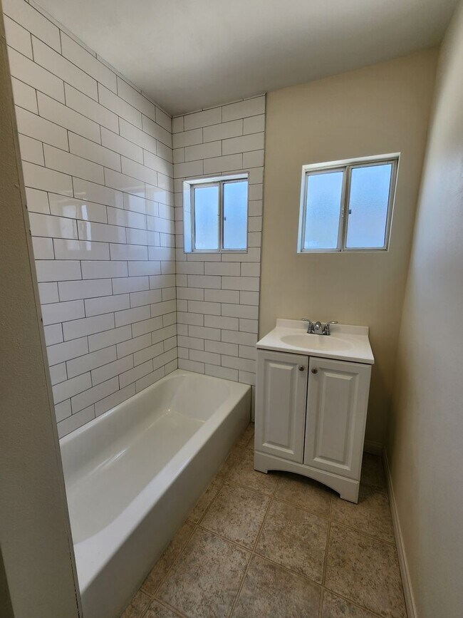 Building Photo - Charming 3 Bedroom / 2 Bathroom Home with ...