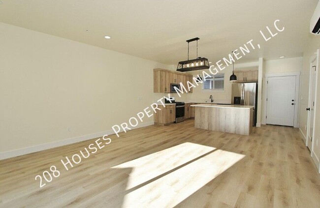 Building Photo - Immaculate Apartment w/2 Master Suites *75...