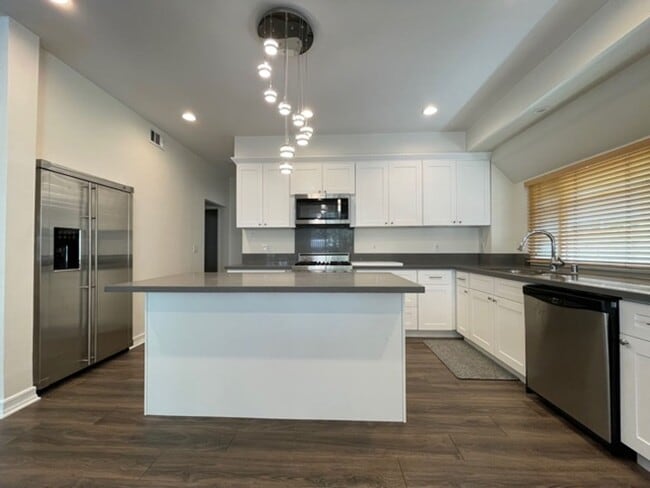 Building Photo - BEAUTIFUL 4 BEDROOM + 3 BATHROOM HOUSE IN SANTA CLARITA AVAILABLE NOW!