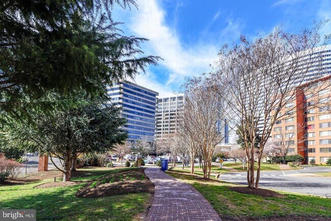 Building Photo - 1121 Arlington Blvd