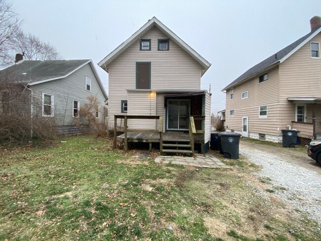 Building Photo - Room to Spread Out: 4BR/1.5BA Near Highways & Shopping