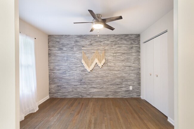 Building Photo - Renovated 3/2 w/ Fenced In Backyard and Co...