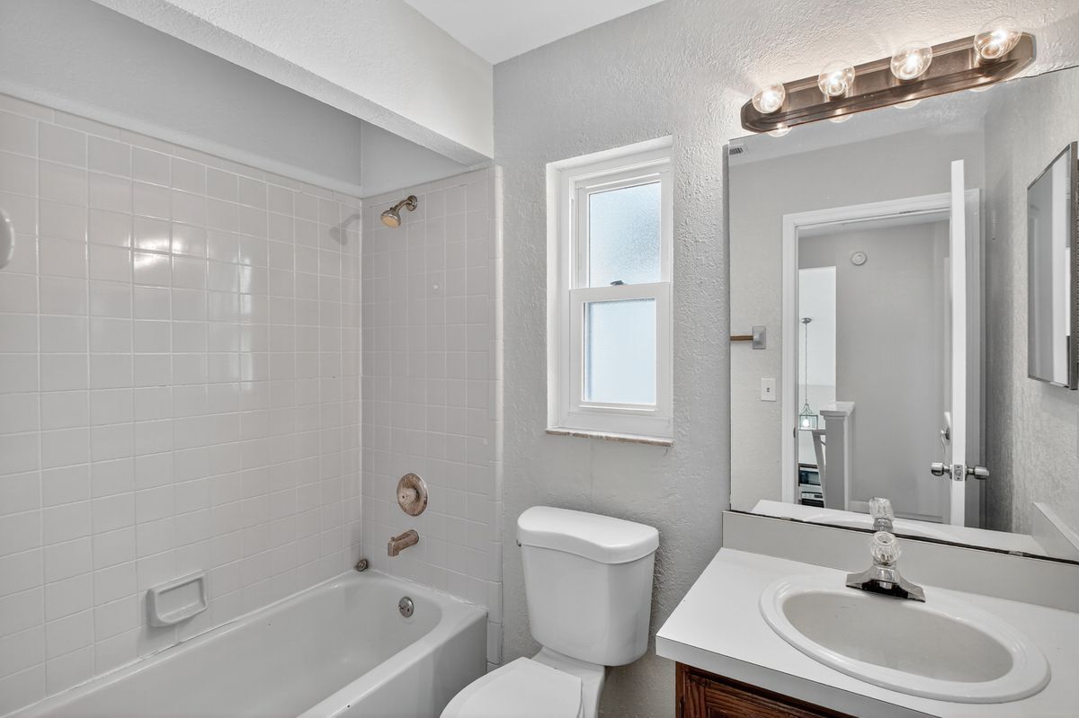 Building Photo - 250 Lakebreeze Cir