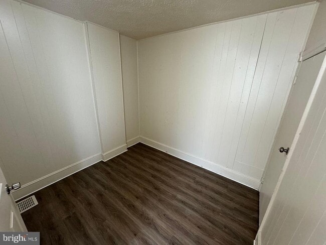 Building Photo - 620 W 2nd St