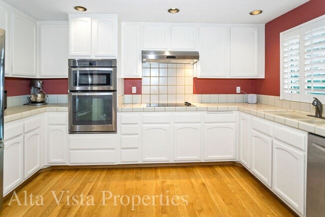 Building Photo - Beautiful Dual Master bedroom Townhome in ...