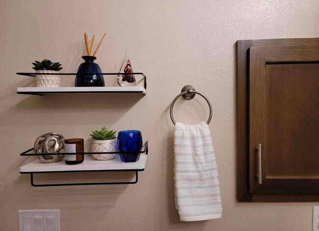 Building Photo - Eastside area for  Short or Long Term Rental(Completely Furnished) Beautiful 4 bed/2.5 baths