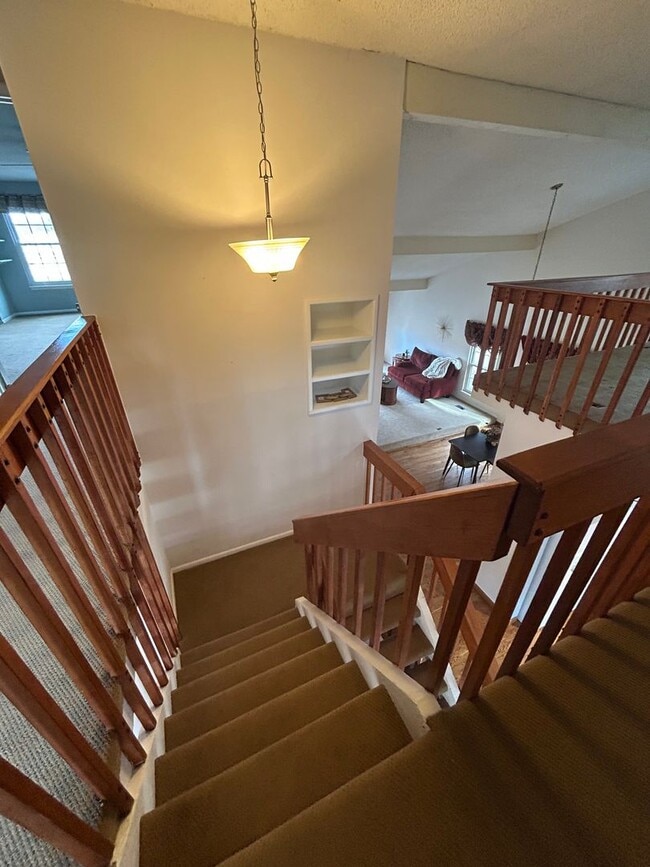 Building Photo - 5 BR/3 1/2 BA in the Desirable Meadowglen Community!!