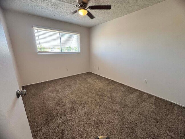 Building Photo - 2 bedroom 1 bathroom Unit Available in Oakdale!