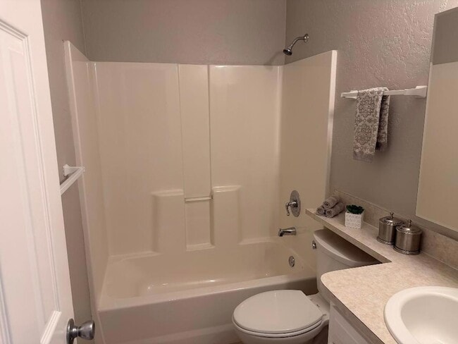 Building Photo - 125 SE Millwood Terrace