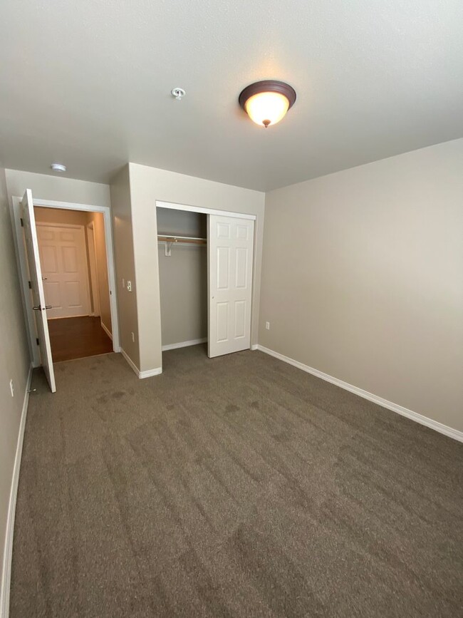 Building Photo - UPPER LEVEL CONDO (RPM#43)