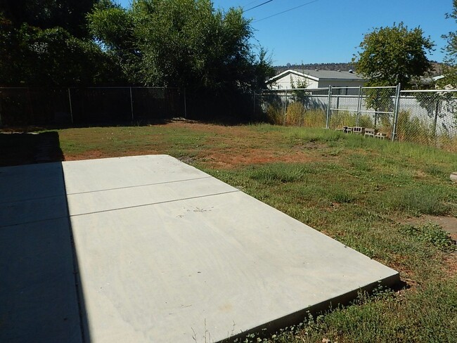 Building Photo - *PRICE IMPROVEMENT!* 3 Bed, 1 Bath House -...