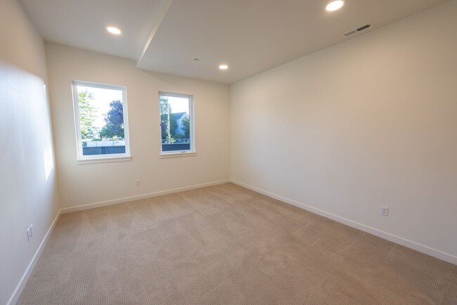 Building Photo - Riverside Townhomes - Waterfront Living in...