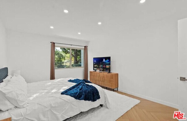 Building Photo - 4710 Park Granada