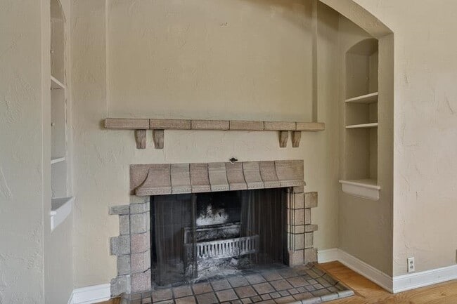 Building Photo - 618 S Harvey Ave
