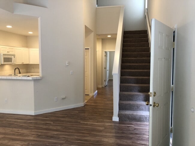 Building Photo - Beautiful Townhouse in Prime Tigard Locati...