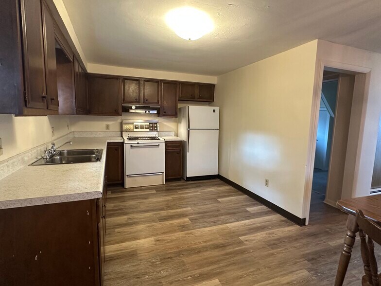 Building Photo - 64 E 5th St