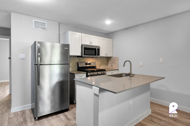 Building Photo - 902 Romeria Dr