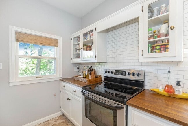 Building Photo - Fantastic West Plaza Bungalow