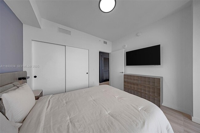 Building Photo - 580 72nd St