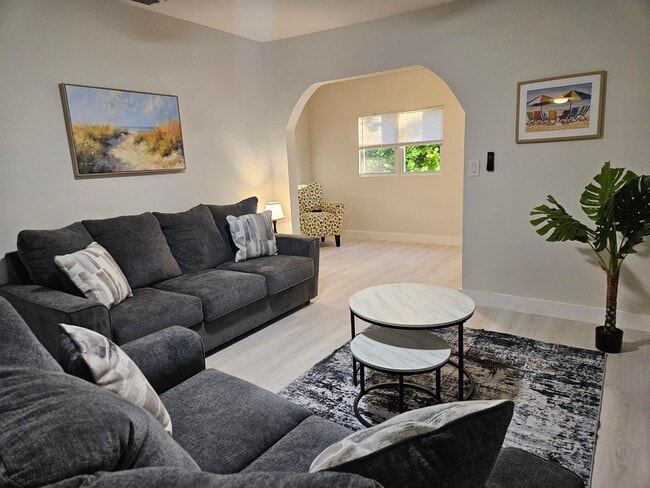 Building Photo - 719 Briggs St