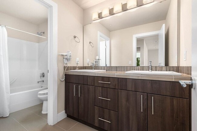 Building Photo - Beautiful Home in Kirkland with 2-Car Garage and Outdoor Patio!