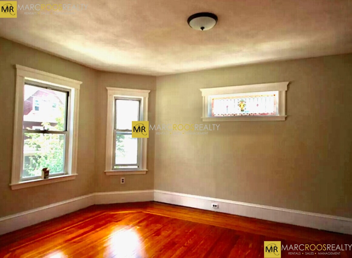 Building Photo - 14 Dow St