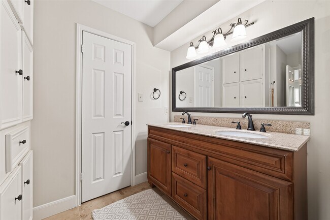 Building Photo - 15843 Foxgate Rd