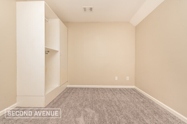 Building Photo - 225 Riverbend Dr