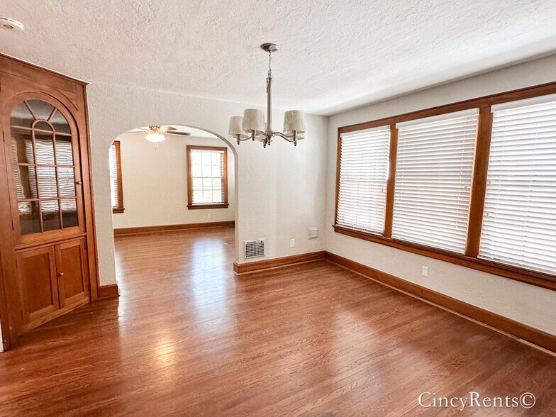 Building Photo - 3434 Ault View Ave