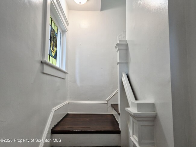 Building Photo - 215 Taft St