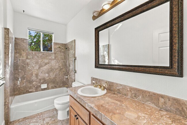 Building Photo - 25 Biscayne Ct