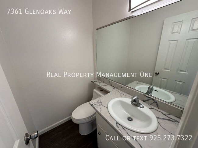 Building Photo - 7361 Glenoaks Way