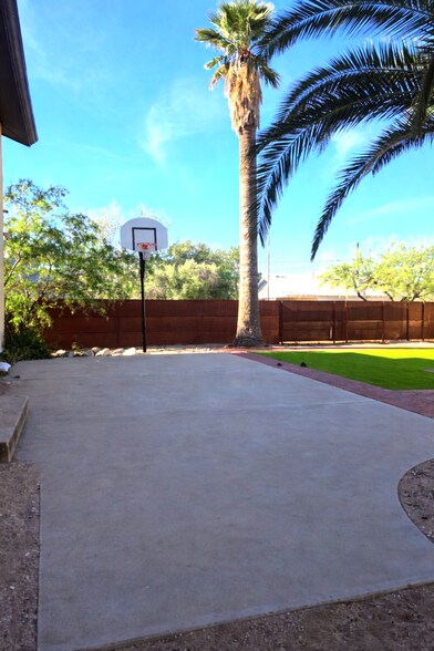 Building Photo - 833 N 4th Ave